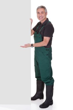 Olgun erkek gardner afişini holding