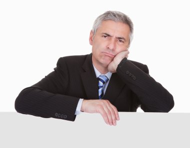 Olgun iş adamı afişini işaret eden