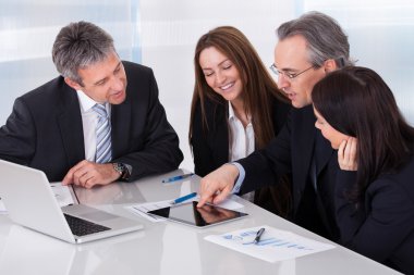 ofiste çalışan iş adamları