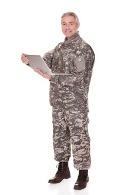 Olgun asker holding laptop
