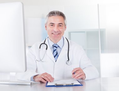 Olgun erkek doktor portresi