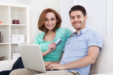 genç bir çift online alışveriş