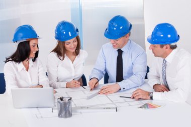 Proje üzerinde çalışan mimarlar