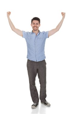 genç adam silah yükseltme