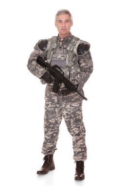 Olgun asker holding tüfek