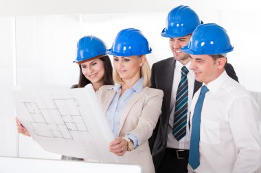 projede çalışan mimar