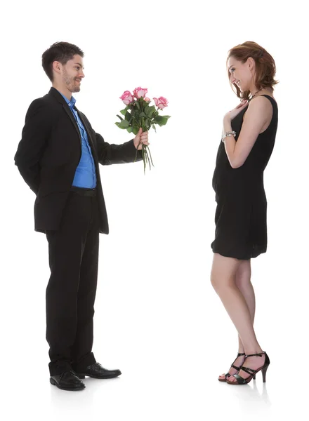 Uomo offerta fiore a bella donna — Foto Stock