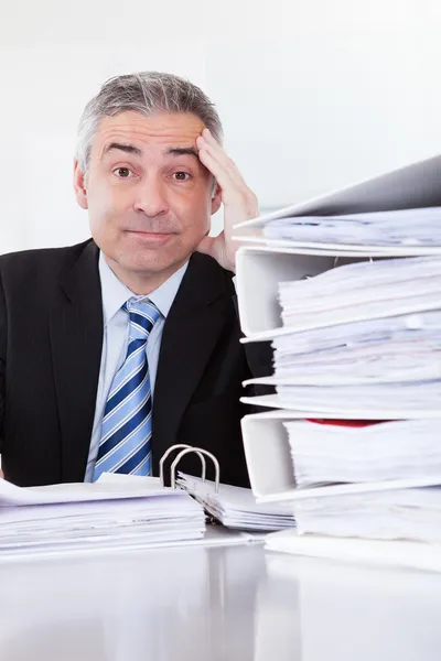 Geschockter Geschäftsmann bei der Arbeit — Stockfoto