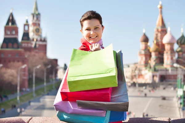 Mujer joven con bolsas de compras — Foto de Stock