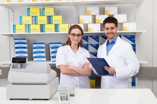 Två farmaceut som arbetar i farmaci — Stockfoto