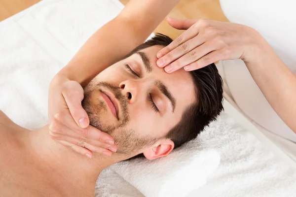 Man getting spa treatment — Stock Photo, Image