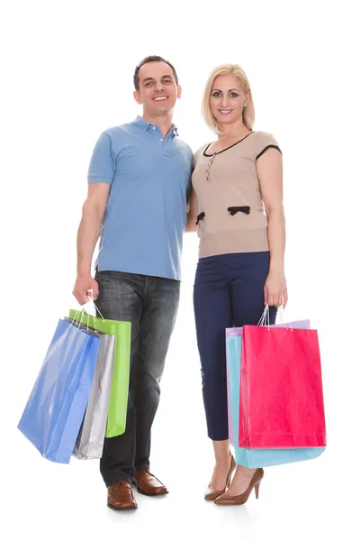 Retrato de pareja joven sosteniendo bolsa de compras —  Fotos de Stock