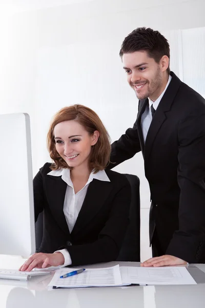 Twee zakenmensen computer kijken — Stockfoto