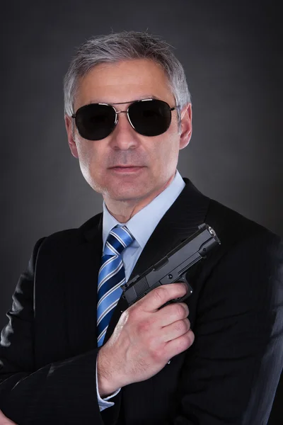 Portret van mannelijke detective met pistool — Stockfoto