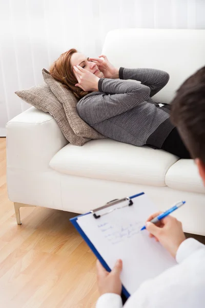 Femme d'affaires parlant à son psychiatre expliquant quelque chose — Photo