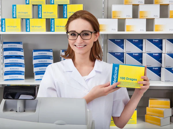 Vrouwelijke apotheker weergegeven: drug in de farmacie — Stockfoto