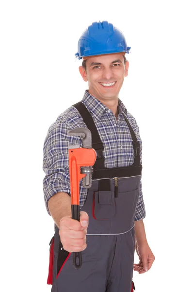 Retrato de um trabalhador masculino Holding Worktool — Fotografia de Stock