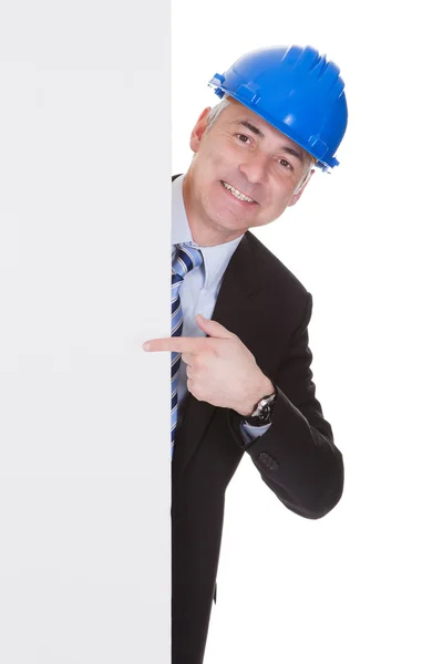 Olgun erkek mimar holding billboard — Stok fotoğraf