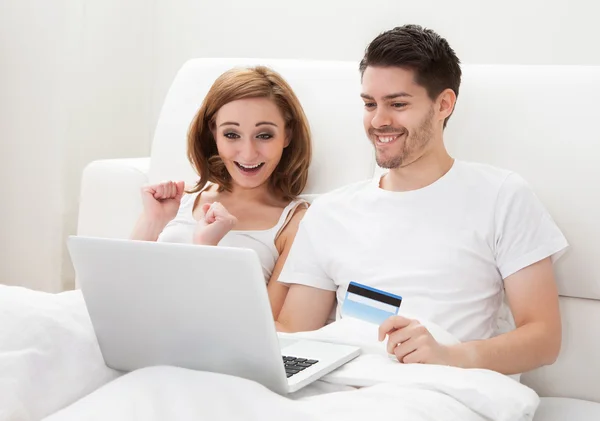 Young couple shopping online — Stock Photo, Image