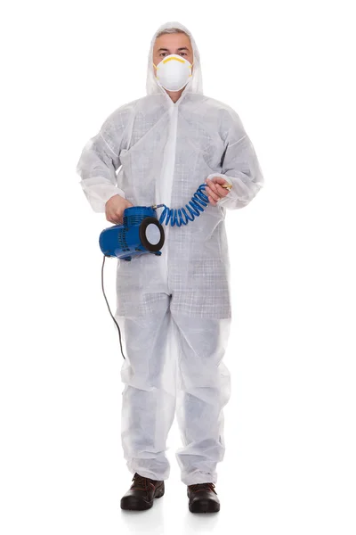 Homem maduro com roupa de trabalho protetora segurando relógio de cor — Fotografia de Stock