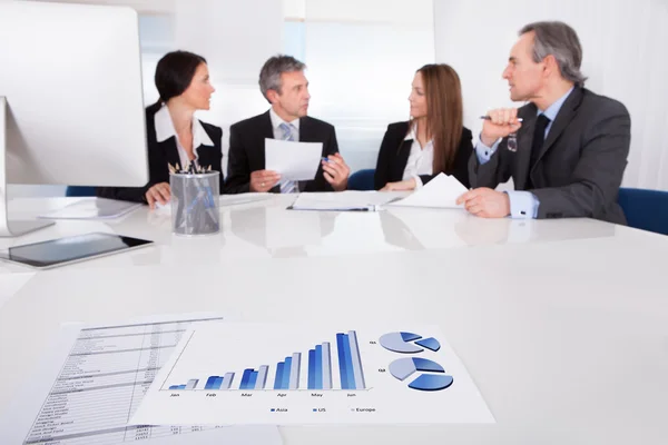 Zakelijke bespreken samen — Stockfoto