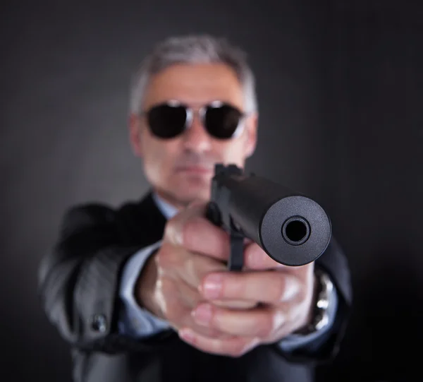 Close-up de masculino com pistola — Fotografia de Stock