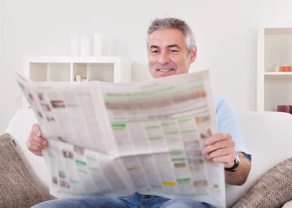 Mature Man Reading Newspaper — Stock Photo, Image