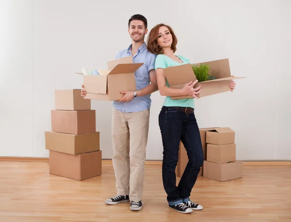 Young Couple Holding Cardbox — Stockfoto