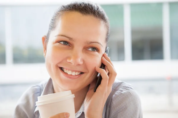 Ung kvinna pratar på mobiltelefon — Stockfoto