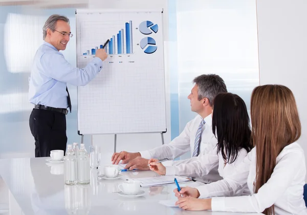 Empresarios discutiendo proyecto —  Fotos de Stock