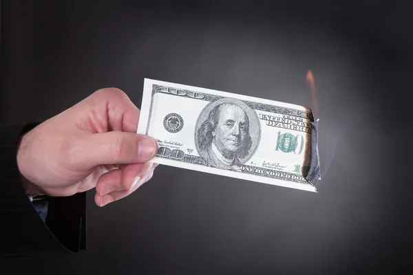 Close-up de mão segurando Burning Banknote — Fotografia de Stock