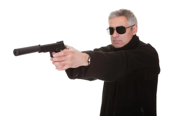 Hombre maduro apuntando con pistola —  Fotos de Stock