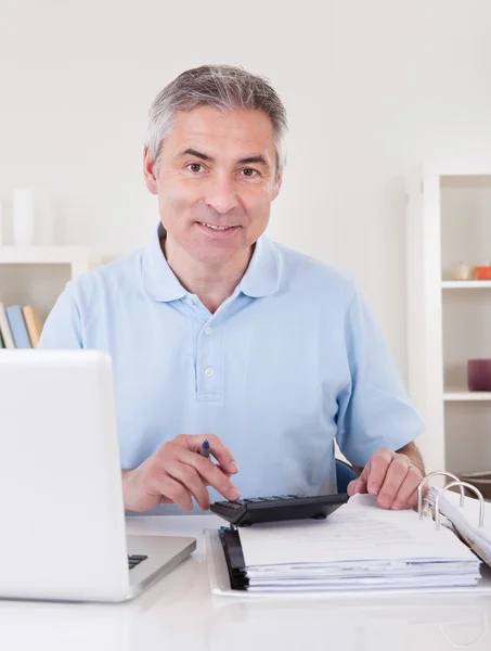 Felice uomo maturo Calcolo — Foto Stock