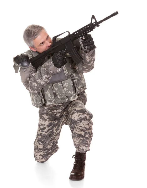 Soldado maduro apontando com rifle — Fotografia de Stock