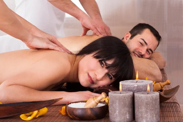 Schönes junges Paar genießt Massage — Stockfoto
