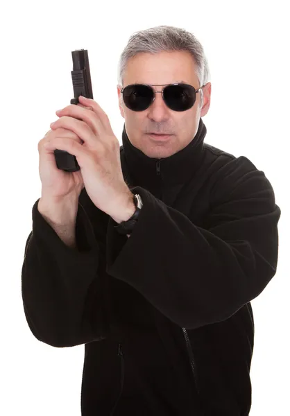 Olgun man holding silahı — Stok fotoğraf