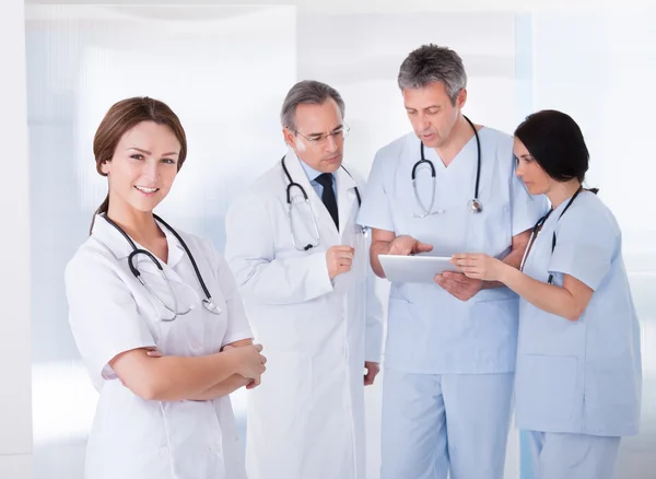Kvinnliga läkare framför laget — Stockfoto