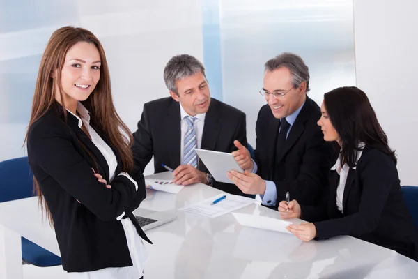 Feliz joven empresaria — Foto de Stock