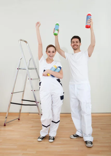 Casal jovem segurando graffiti spray pode — Fotografia de Stock