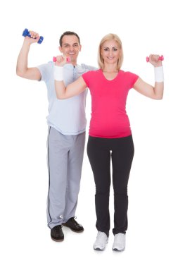 İki dambıl ile egzersiz portre