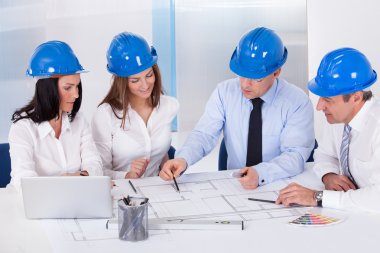 Proje üzerinde çalışan mimarlar