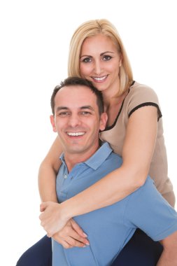 genç adam piggybacking kadın