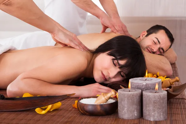 Bela jovem casal desfrutando de massagem — Fotografia de Stock