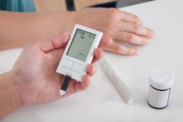 Hand Holding Glucose Testing Machine — Stock Photo, Image