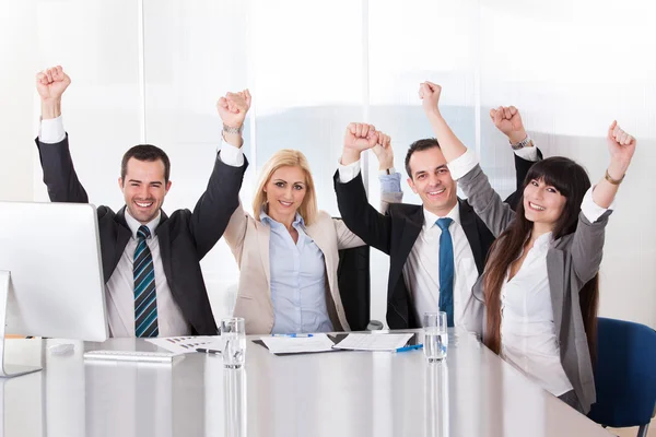 Porträtt av happy business team — Stockfoto