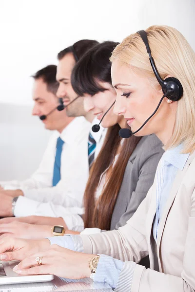 Feliz negocio de trabajo en el ordenador portátil — Foto de Stock