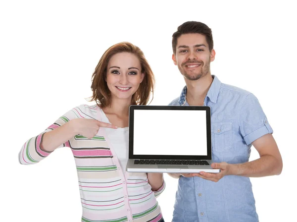 Jovem casal segurando laptop — Fotografia de Stock