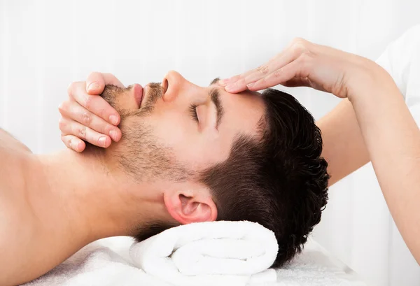 Man krijgen spa-behandeling — Stockfoto