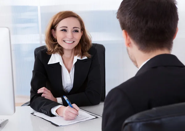 Dos empresarios hablando entre sí — Foto de Stock