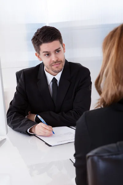 Two businesspeople talking with each other — Stock Photo, Image